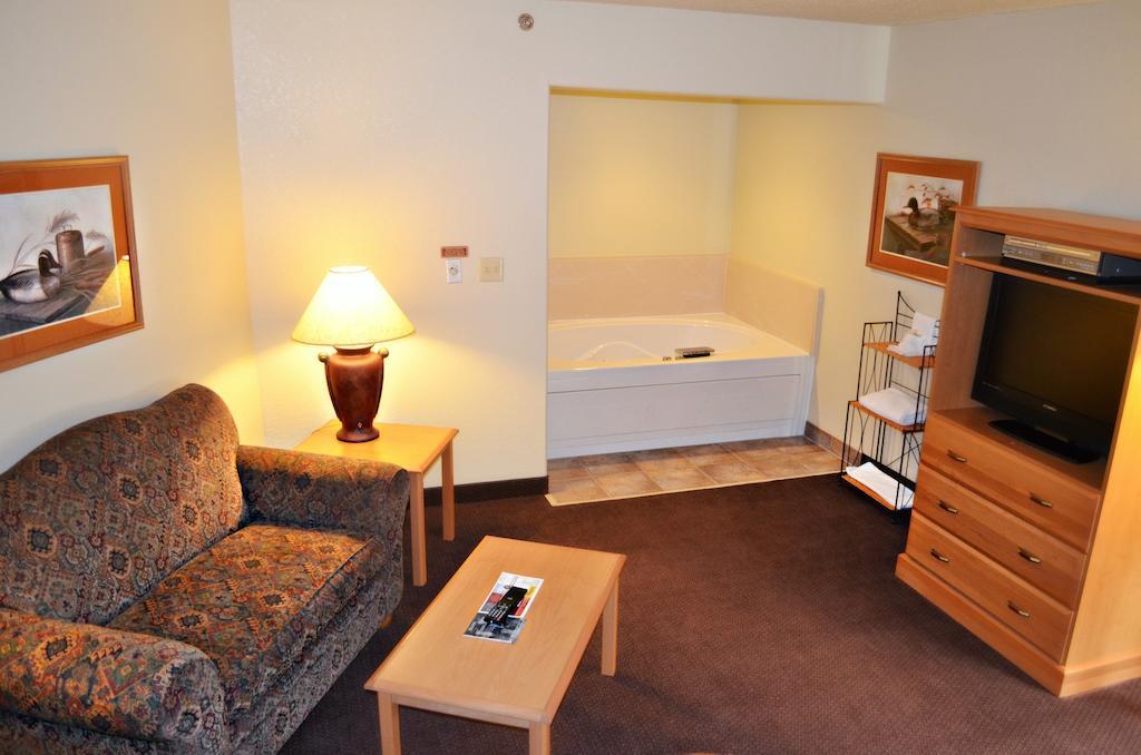 Fossil Creek Hotel & Suites Russell Extérieur photo