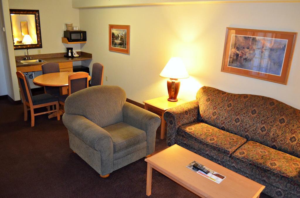 Fossil Creek Hotel & Suites Russell Extérieur photo