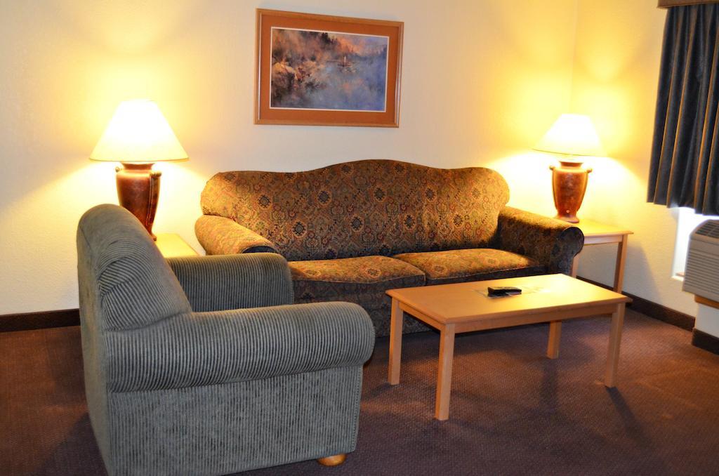 Fossil Creek Hotel & Suites Russell Extérieur photo