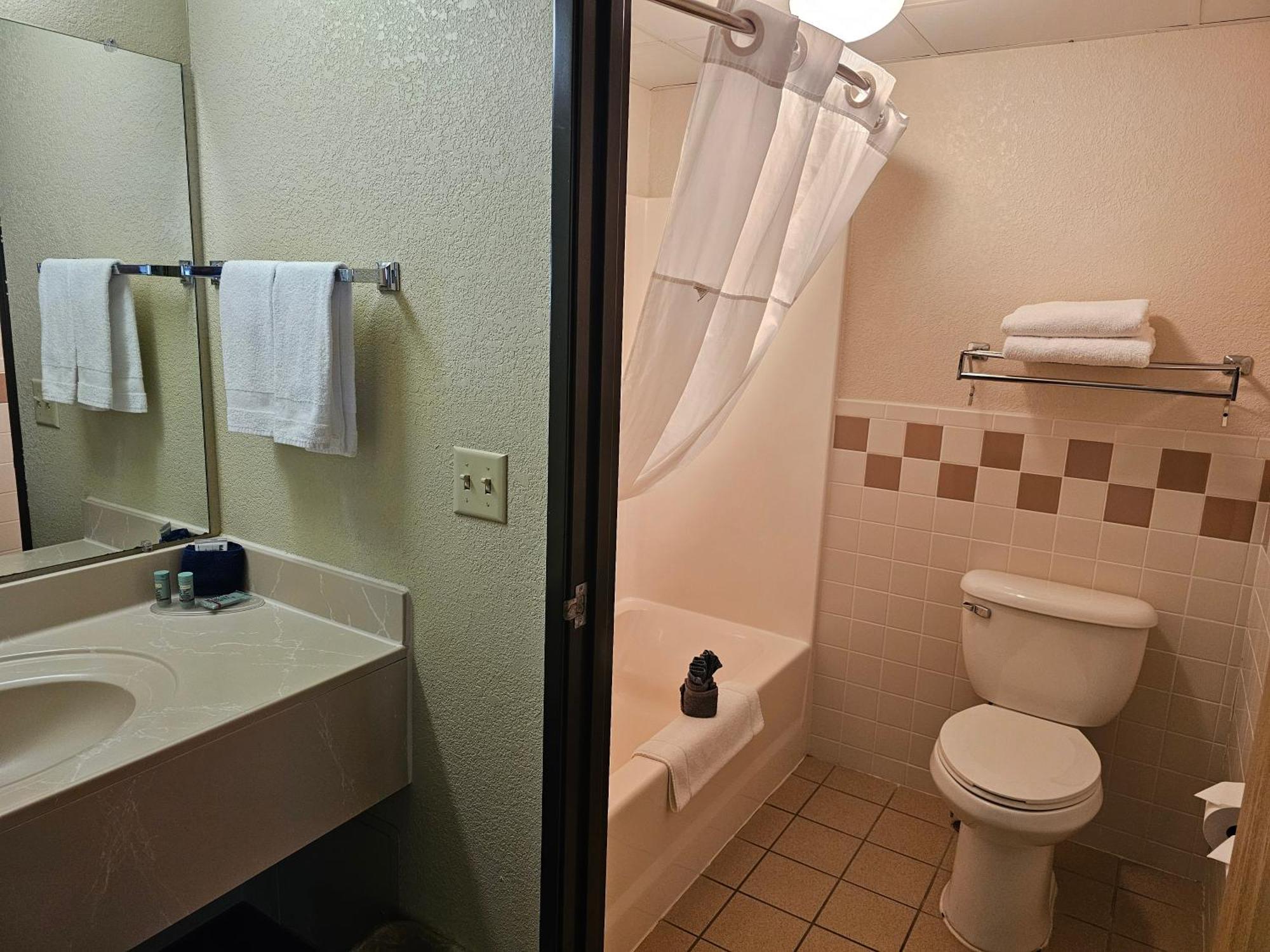 Fossil Creek Hotel & Suites Russell Extérieur photo