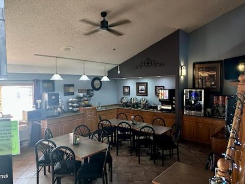 Fossil Creek Hotel & Suites Russell Extérieur photo