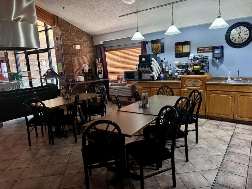 Fossil Creek Hotel & Suites Russell Extérieur photo