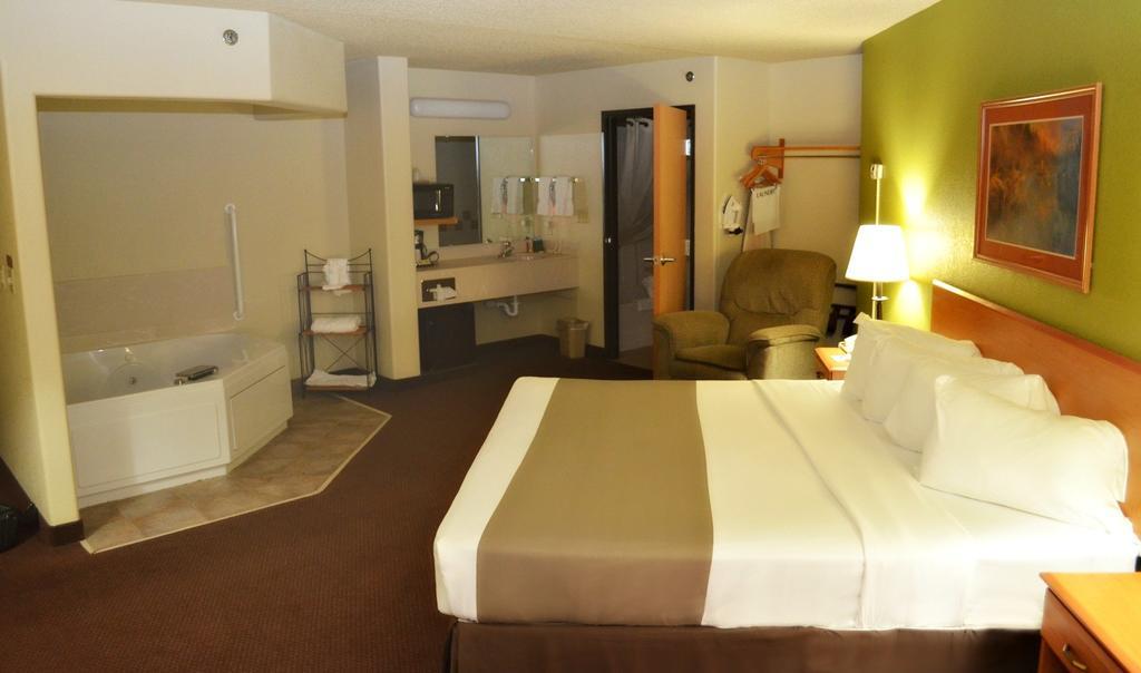 Fossil Creek Hotel & Suites Russell Extérieur photo
