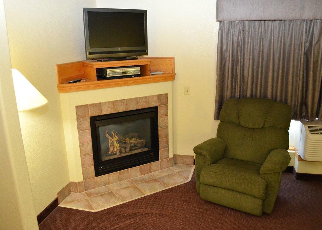 Fossil Creek Hotel & Suites Russell Extérieur photo