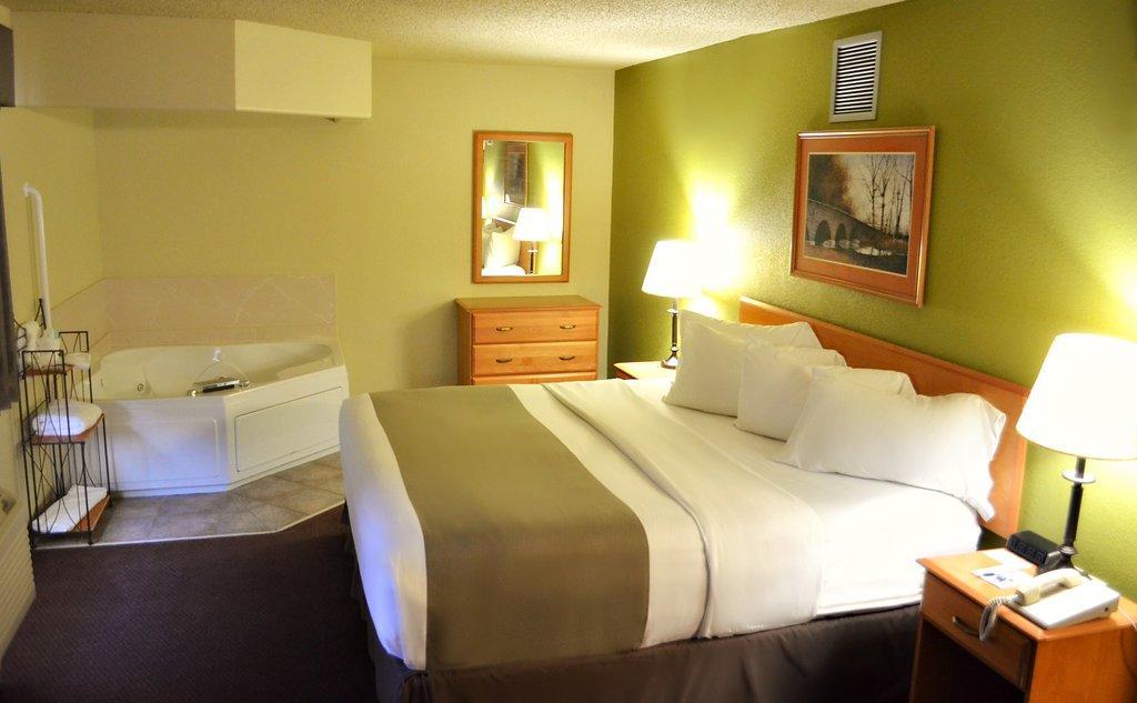 Fossil Creek Hotel & Suites Russell Extérieur photo