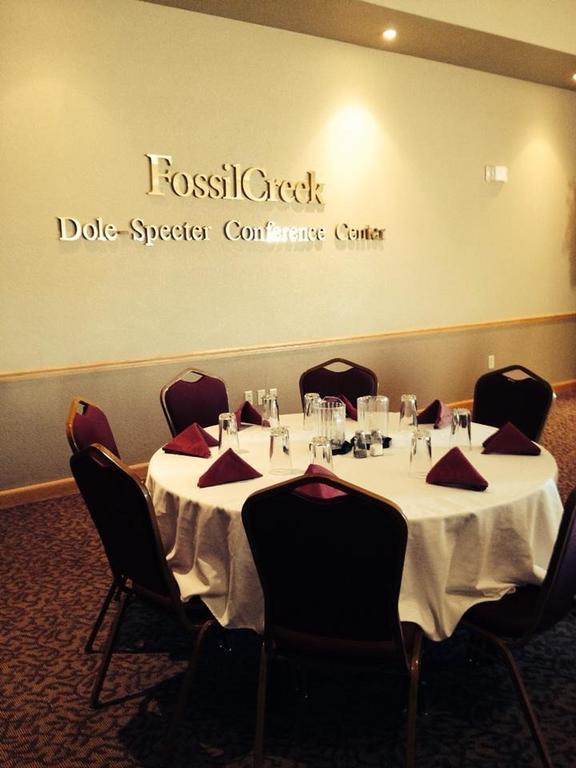 Fossil Creek Hotel & Suites Russell Extérieur photo