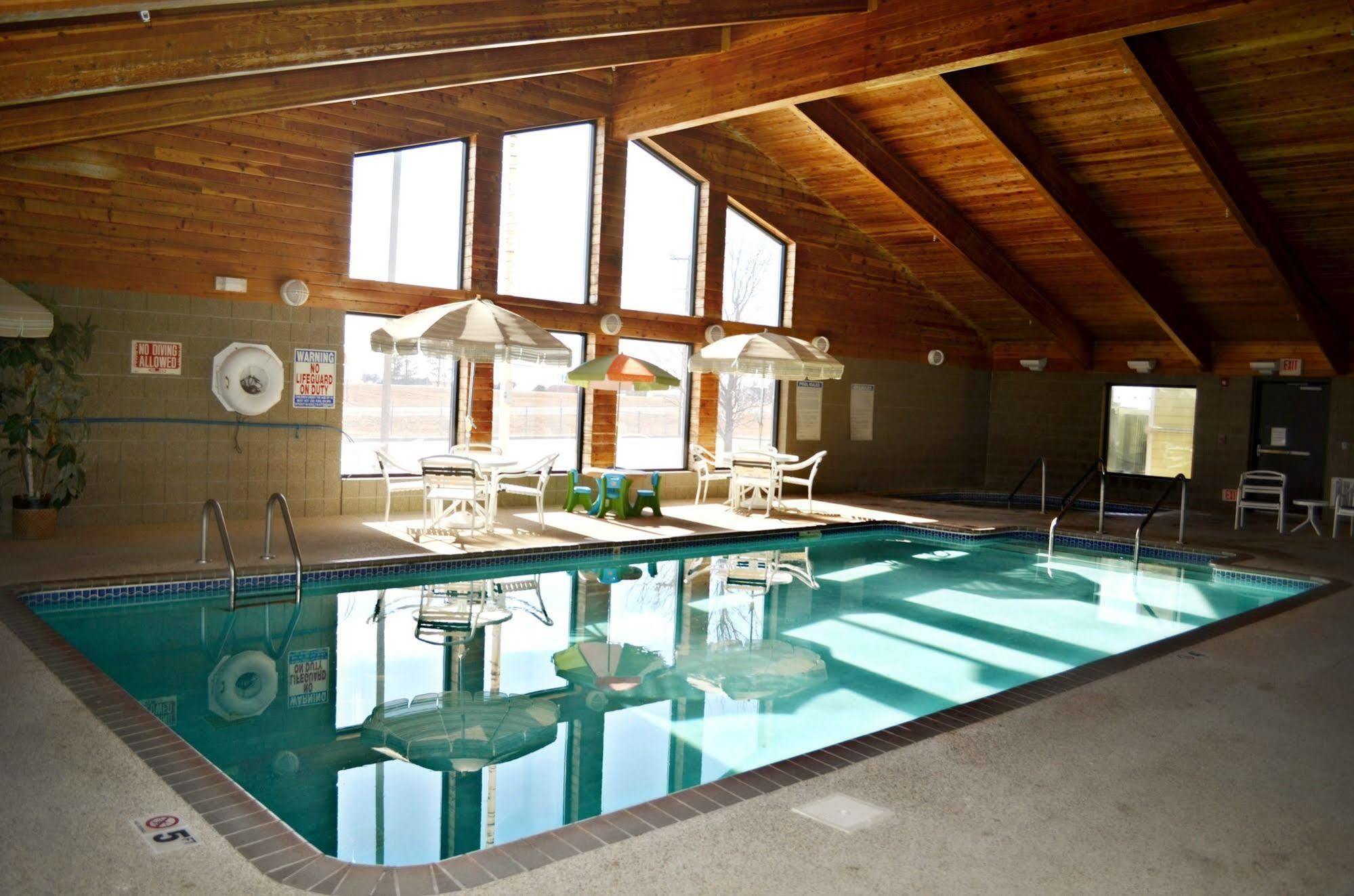 Fossil Creek Hotel & Suites Russell Extérieur photo