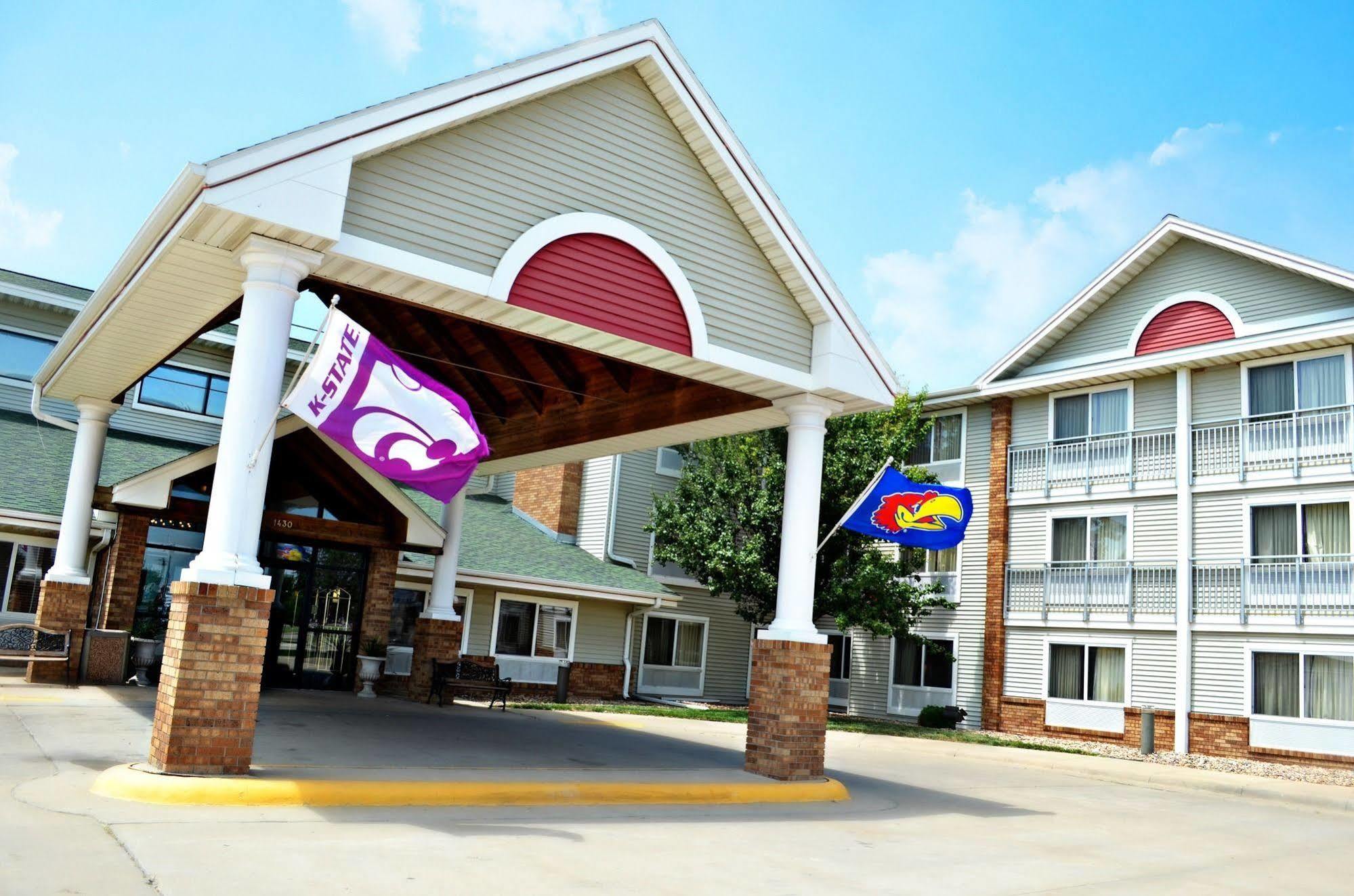 Fossil Creek Hotel & Suites Russell Extérieur photo